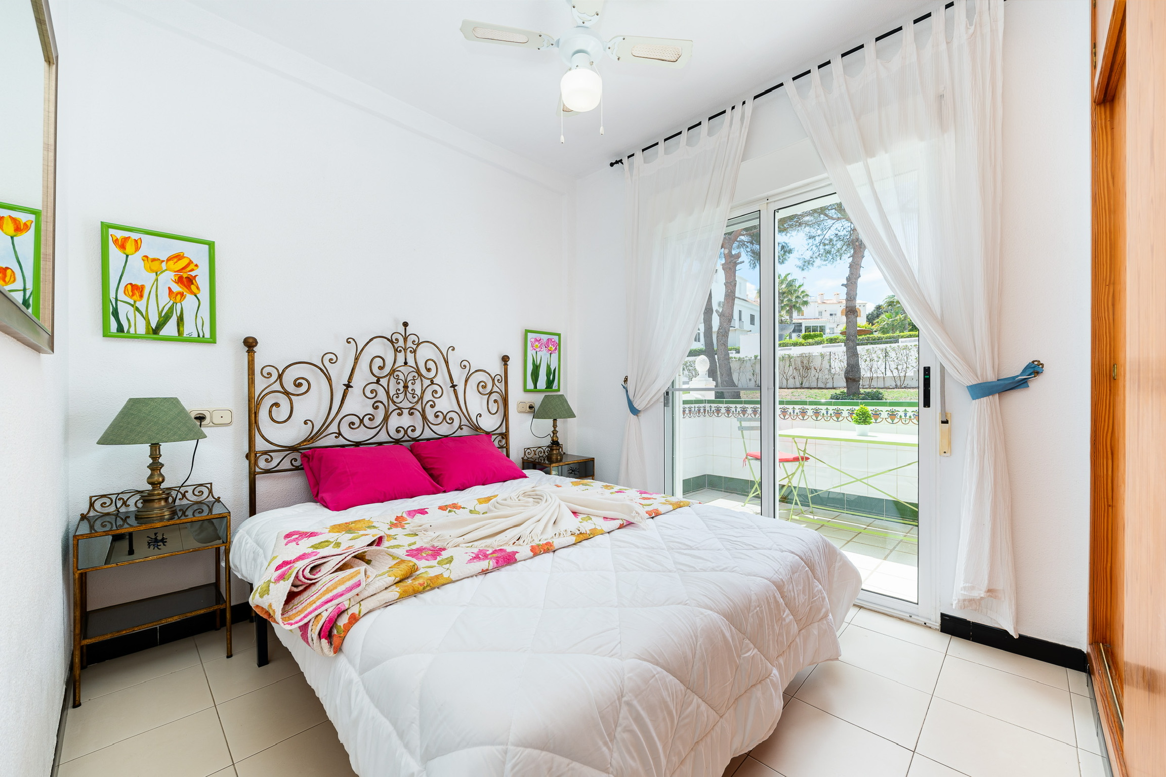 Sypialnia na parterze w bungalowiu Casa Hannah La Mata