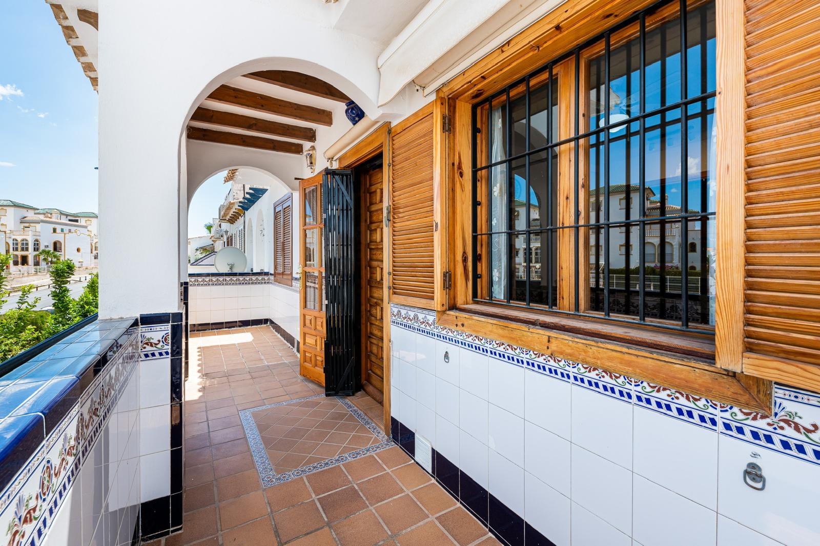 Drzwi wejściowe do bungalowu wakacyjnego w La Mata